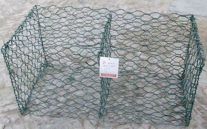Hexagonal wire netting and gabions